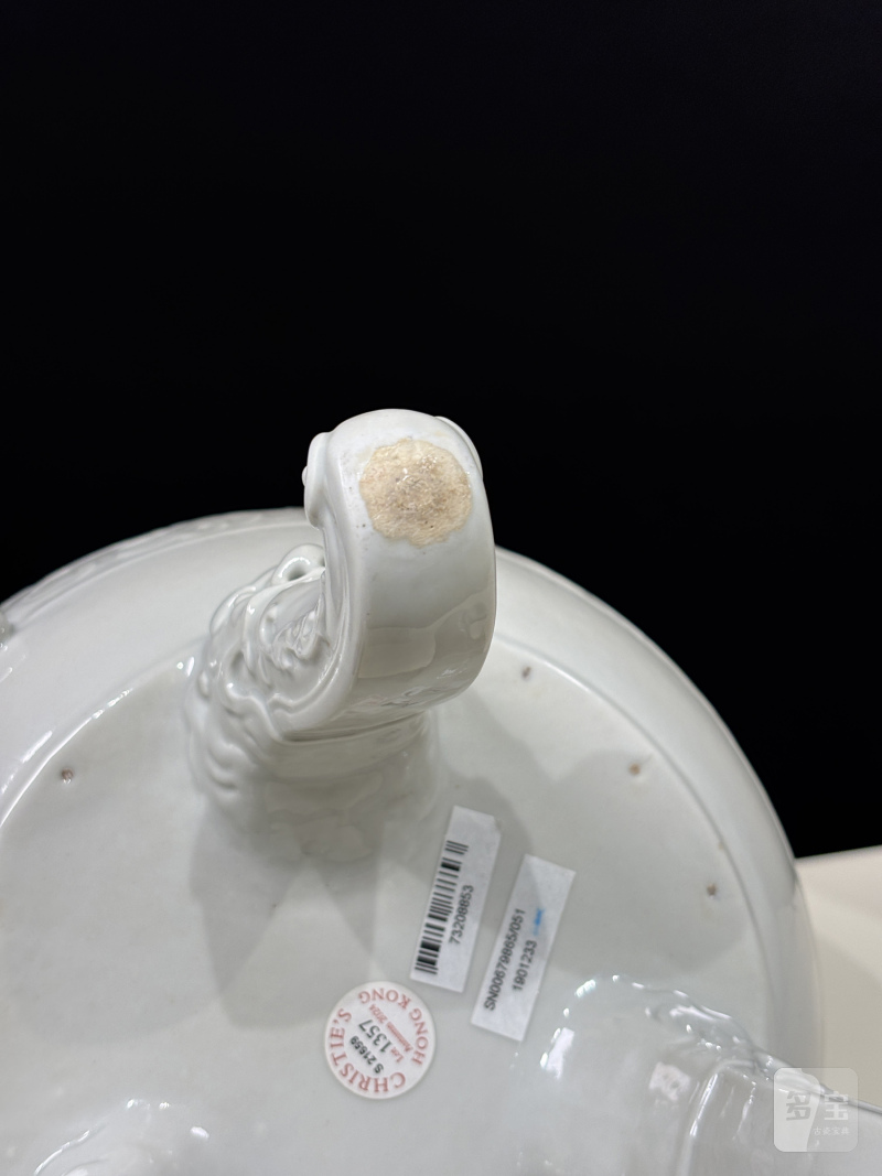清乾隆 仿定白釉浮雕饕餮纹兽耳三足炉 - 图17